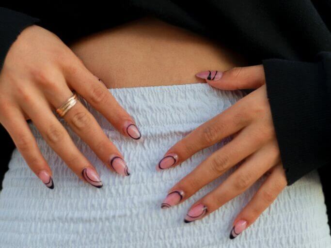 70s swirls nail trend