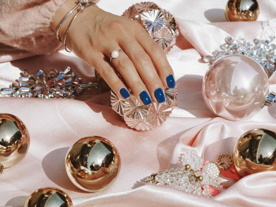 blue nails winter nail trends